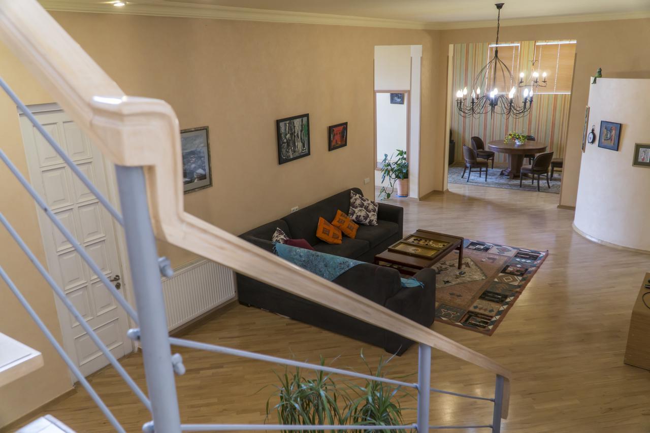 4Bd Appartaments With Cozy Garden Tbilisi Ngoại thất bức ảnh