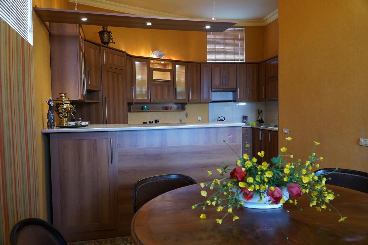 4Bd Appartaments With Cozy Garden Tbilisi Ngoại thất bức ảnh