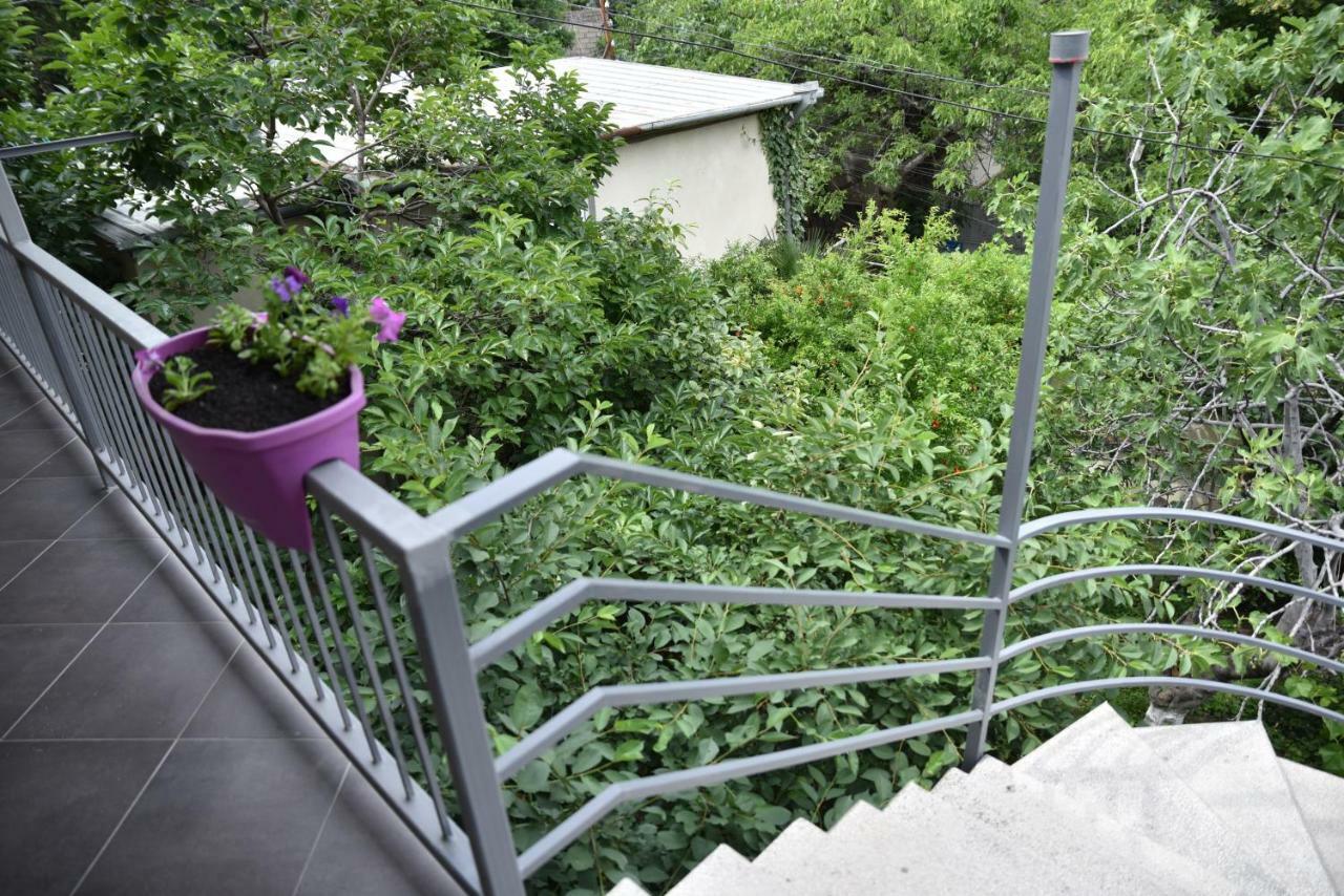 4Bd Appartaments With Cozy Garden Tbilisi Ngoại thất bức ảnh