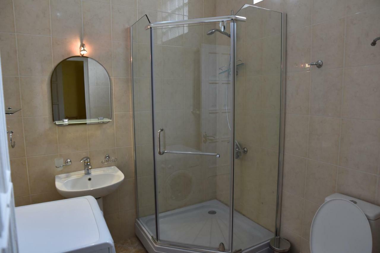 4Bd Appartaments With Cozy Garden Tbilisi Ngoại thất bức ảnh